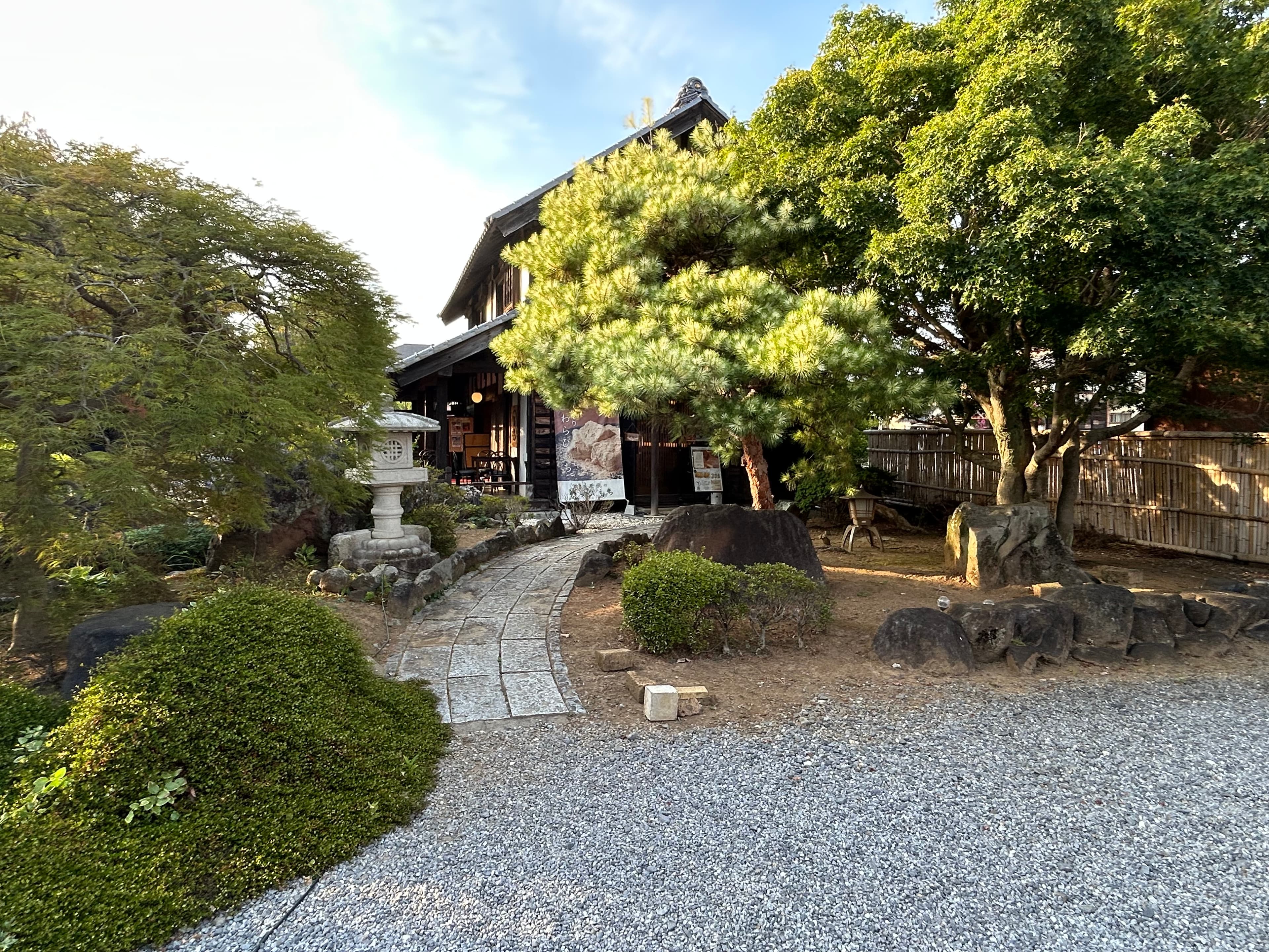 店舗に続く道
